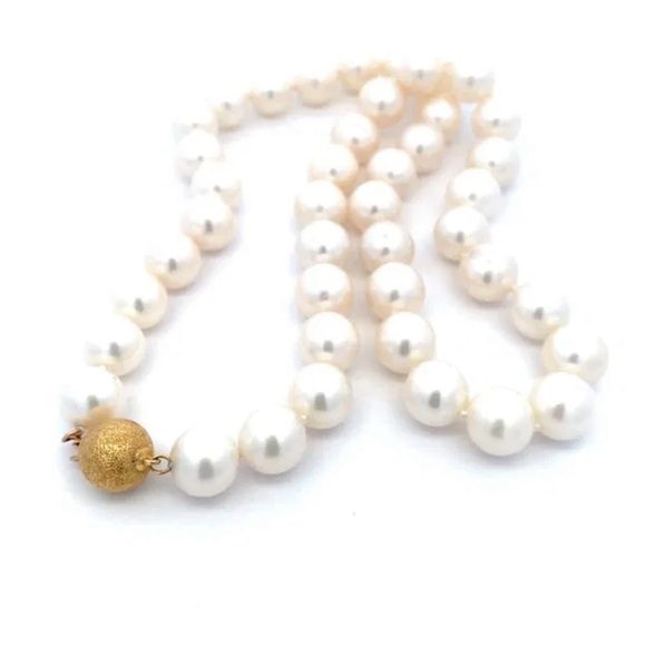 Imperial Pearl Syndicate 10mm
Pearl Necklace In Box - Picture 3 of 4